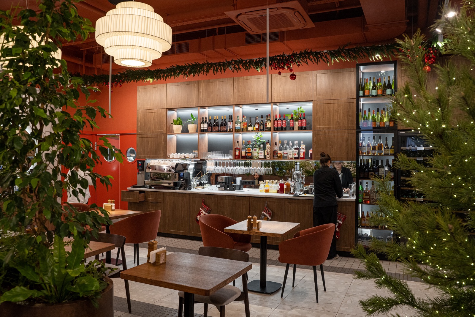 Барная стойка ресторана «Лечо» — дерево, бутылки, живая зелень и мягкие кресла